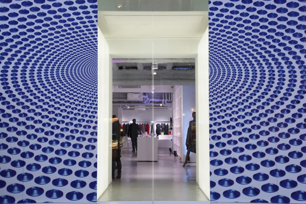 Scénographie de l’entrée de la boutique Issey Miyake où s’est déroulé le lancement de la collection Nespresso Pixie